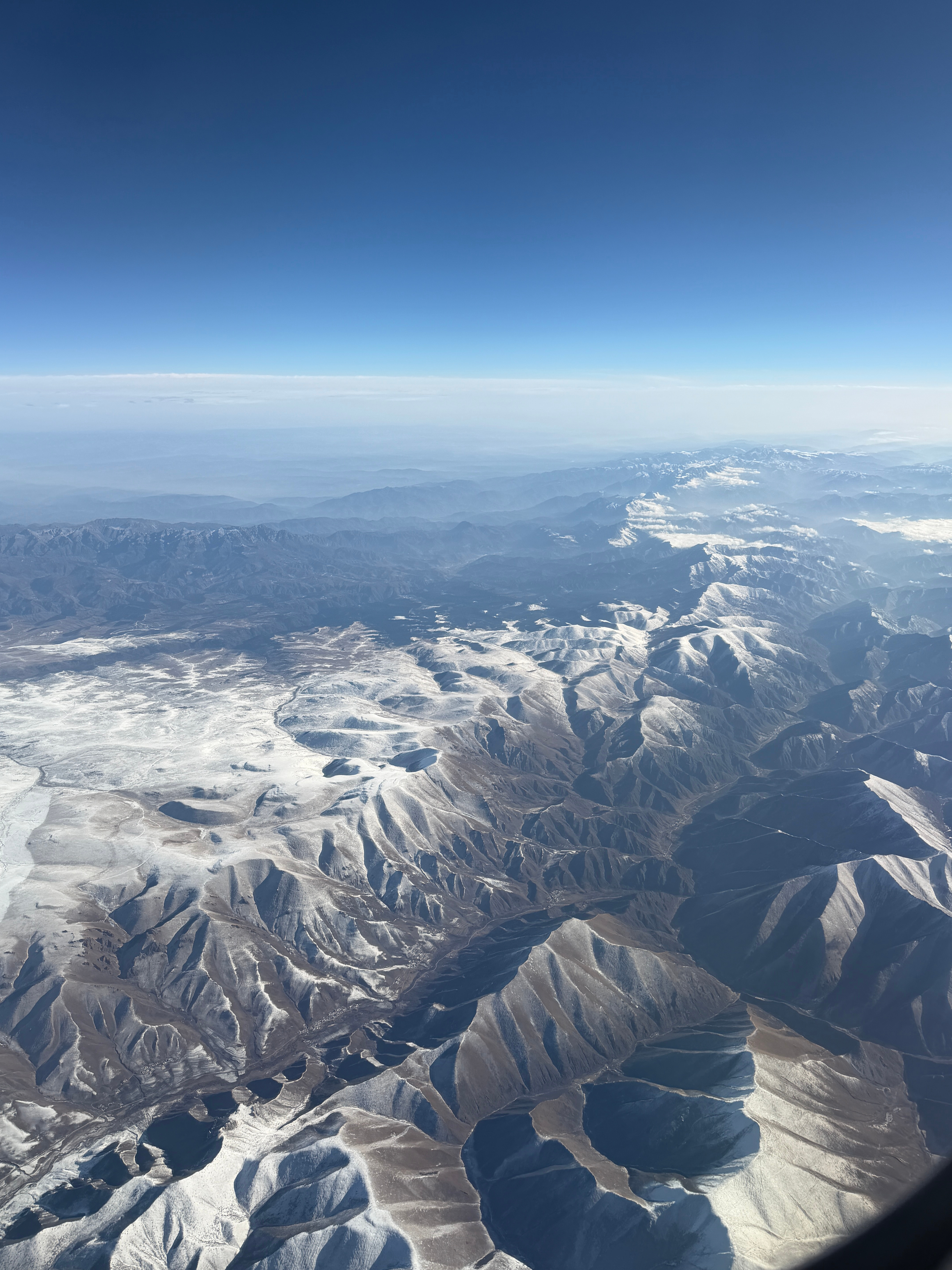 落地新疆第一天^^在飞机上一睡醒看到的！特别漂亮。我们四个小女孩就这样东西一大堆
