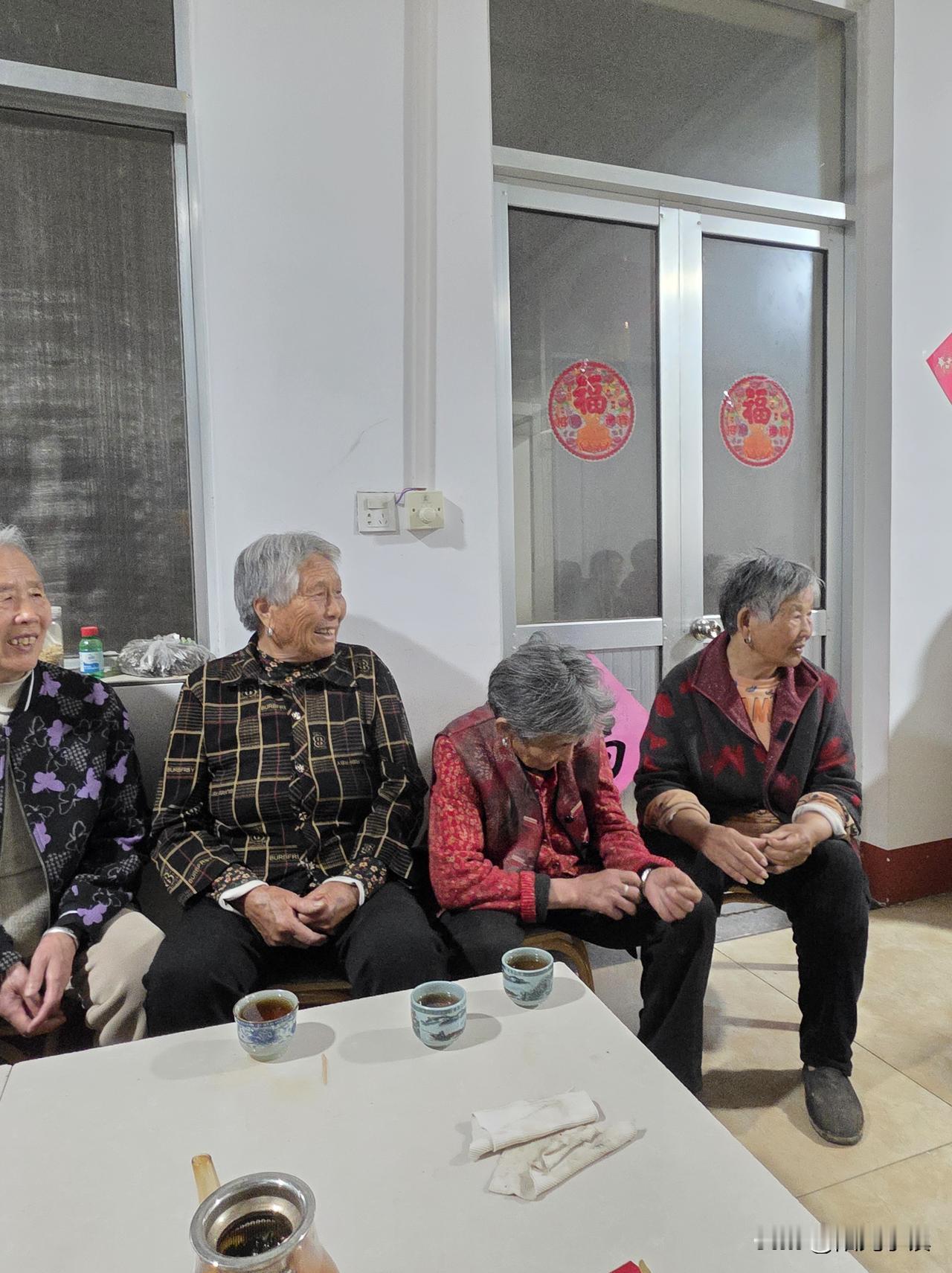 明天就要离开，今晚乡亲们又来话别……

又是十七八个人，又是热热闹闹的一个晚上。