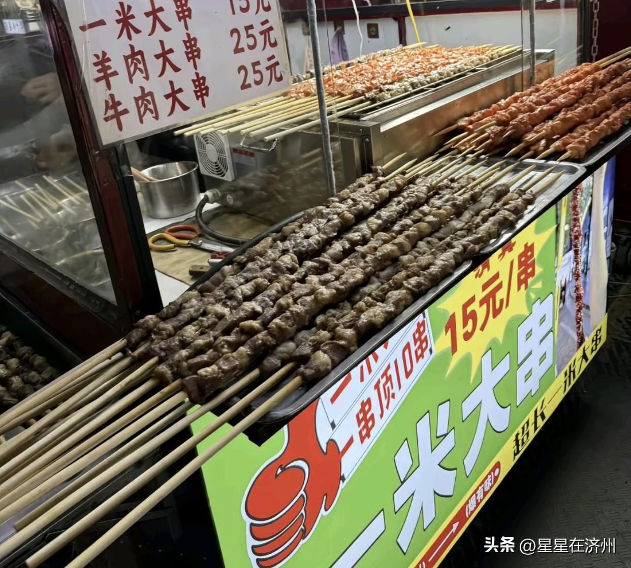 已经有记者曝出，
这种网红1米长大肉串，
并不是用牛羊肉做的，
而是用……
鸭肉