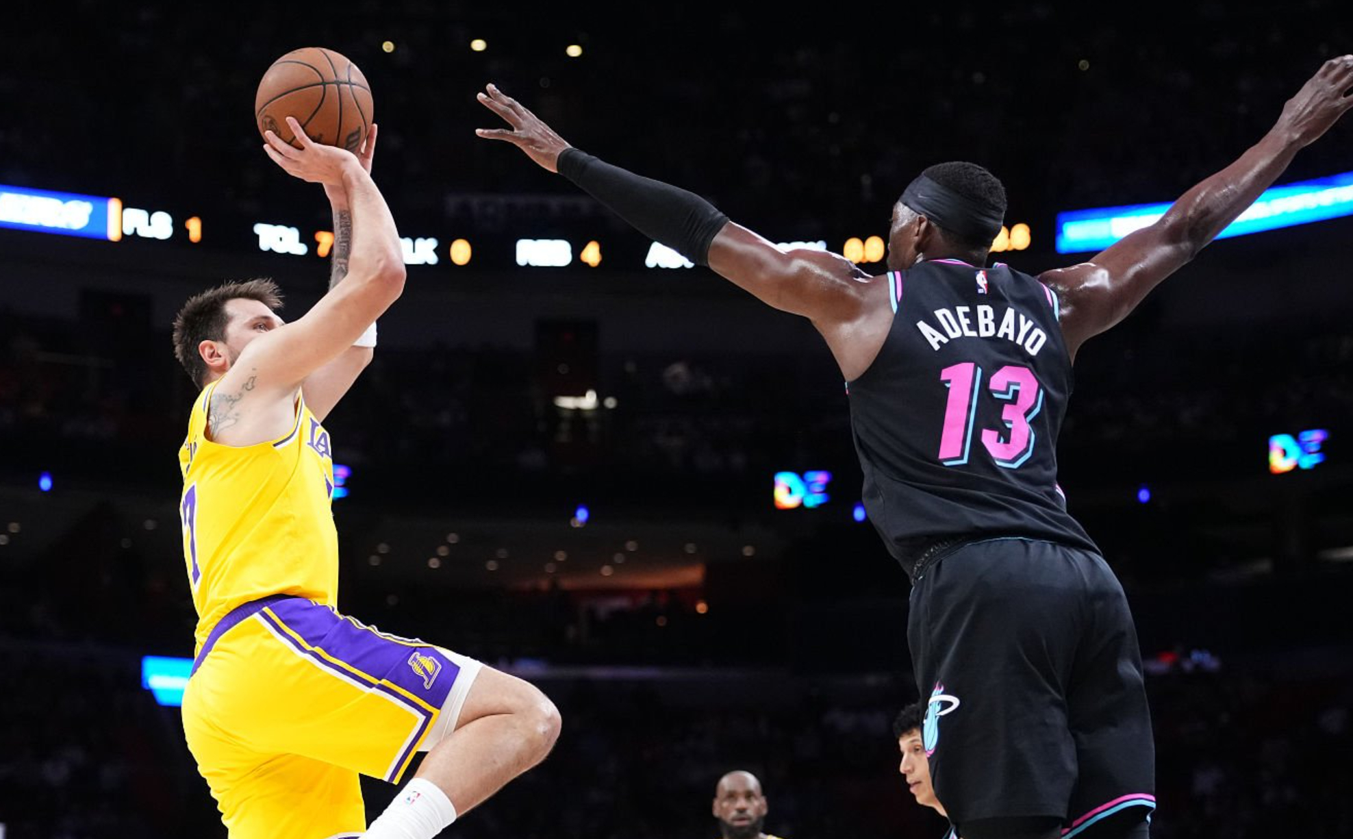 东契奇出场37分钟，30中18，三分17中9，罚球19罚15中，砍下60分7板3