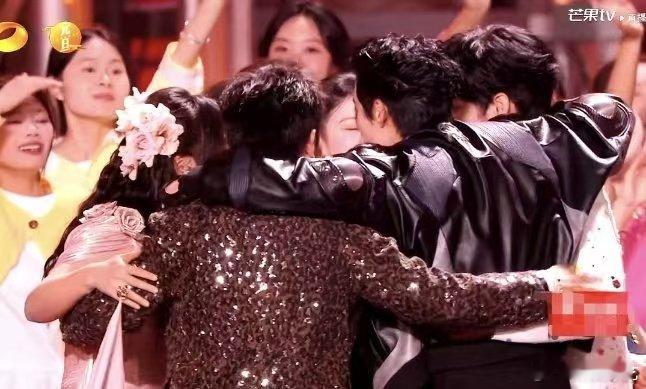 跨年零点第一个拥抱的含金量当跨年零点的烟火照亮夜空，第一个拥抱如繁星般闪耀。江苏