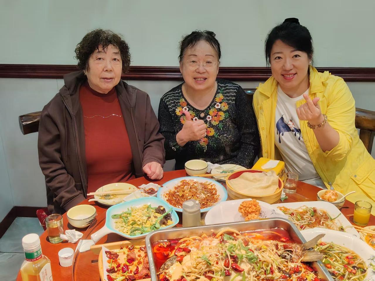 一句话祝福母亲节今天是母亲节，我女儿请婆婆老妈到厨禾饼店就餐，有这样好闺女好媳妇