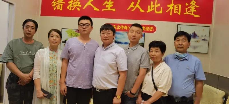 老杜啊，近来是真的惧怕了。
在直播间里，哭得犹如梨花带雨一般。
还拿孤儿寡母来博