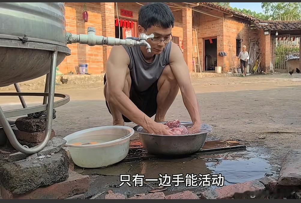 今天，唐尚珺更新视频。在视频里，唐尚珺很细心的为手受伤的母亲准备一个多月的肉和菜