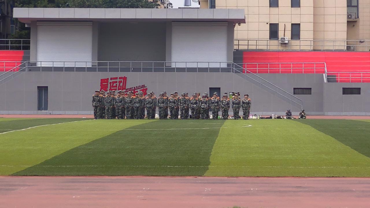 免费绿豆汤+军训爆款奶茶——这所学校新生军训幸福感直接拉满。[赞][赞][赞]