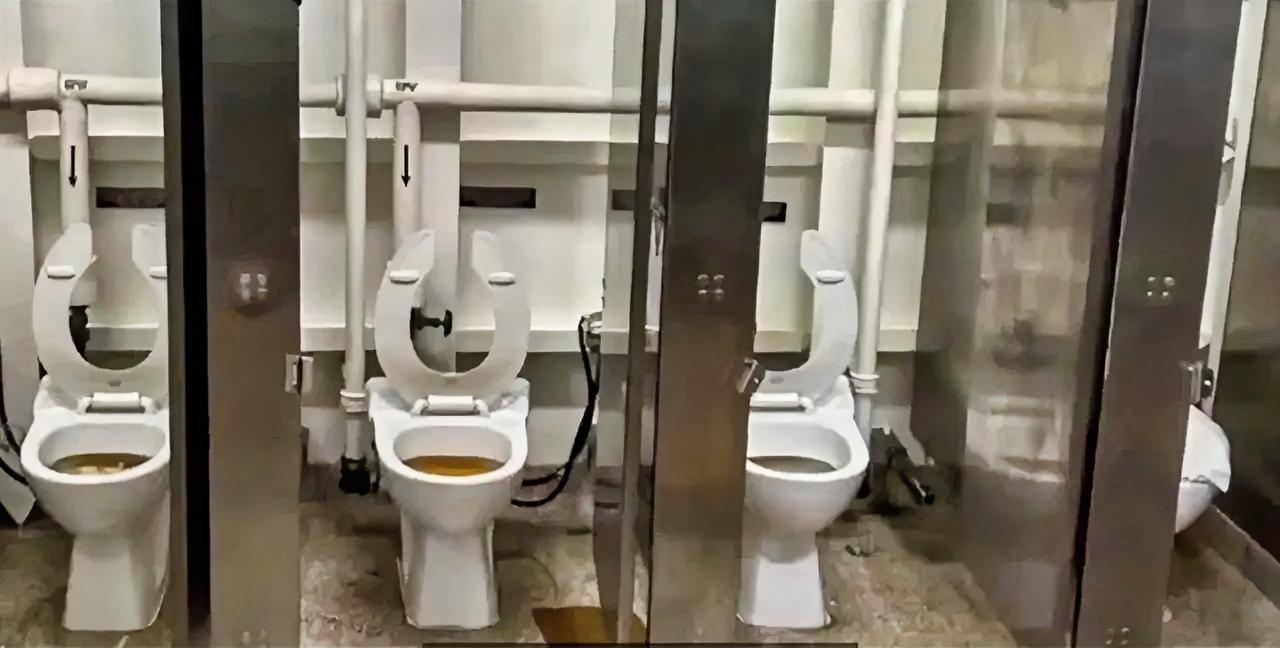 美军为了不打仗，把福特号航母厕所给弄堵了。
2月23日，造价130亿美元、号称“