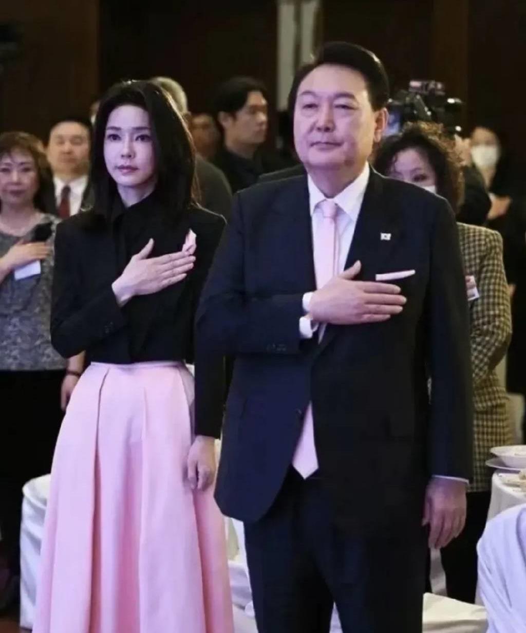 昨日政坛金童玉女，今日违法把牢底坐穿。用“一朝天堂，一朝地狱，”来形容韩国前总统