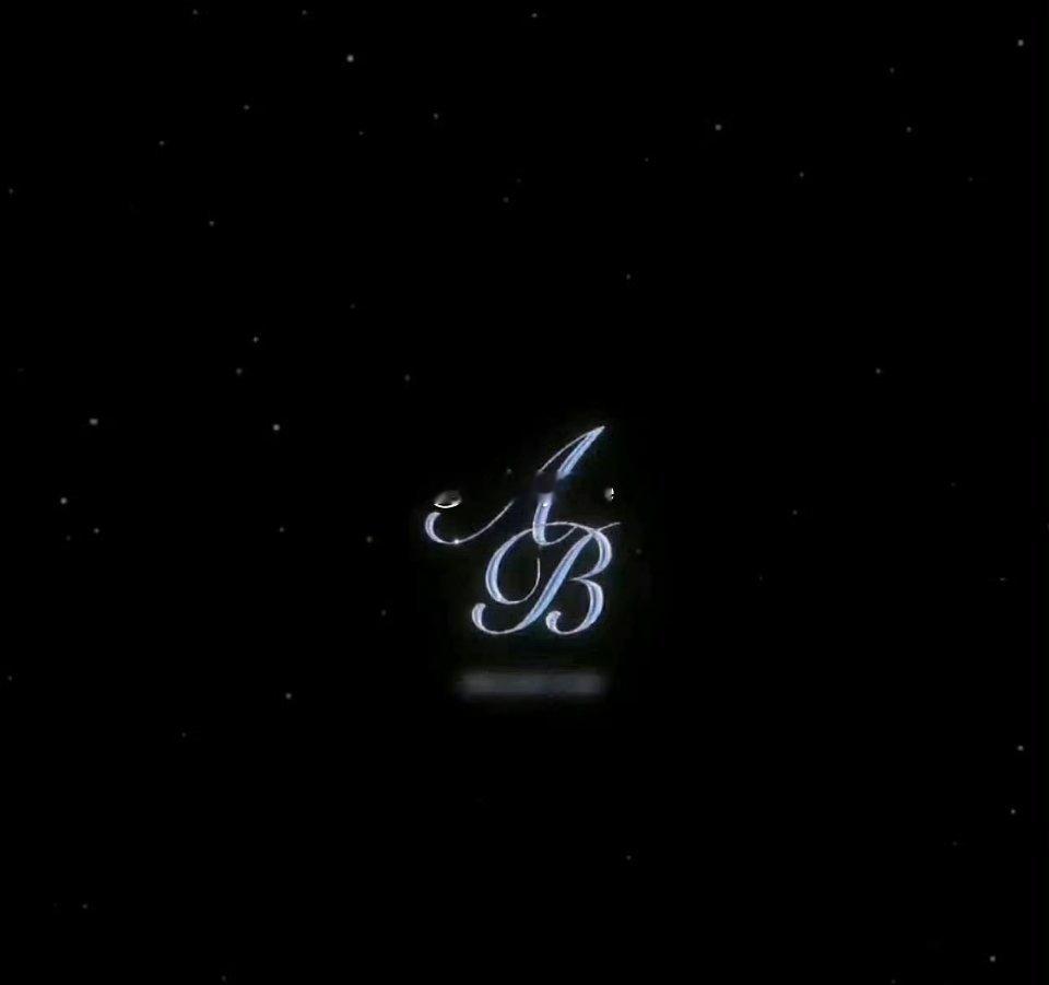 Angelababy工作室和白鹿工作室的logo高度重合 有粉丝说疑似抄袭 你们