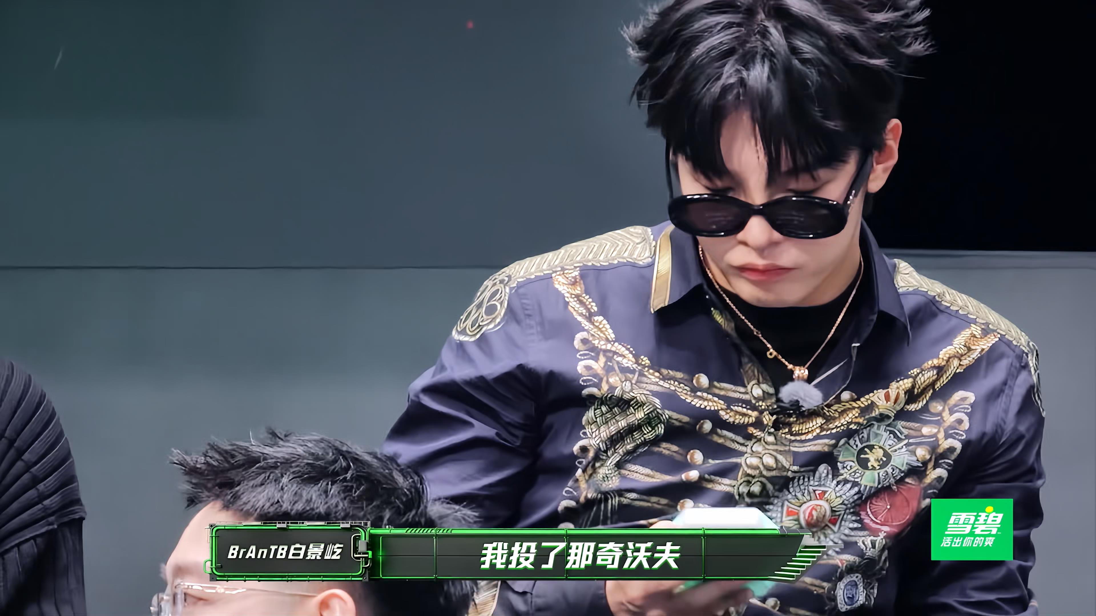 说唱巅峰对决 格局！小白主动和那奇说话连续被回呛后，仍然把票投给了那奇！ 