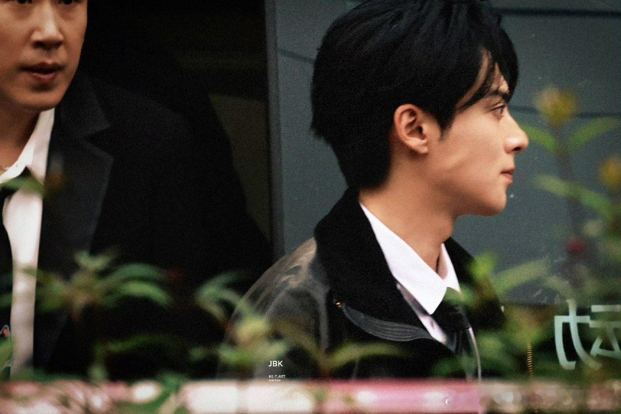 王鹤棣开团秒跟这一块王鹤棣的开团秒跟太让人惊喜了，反应敏捷，配合默契，把舞台氛围