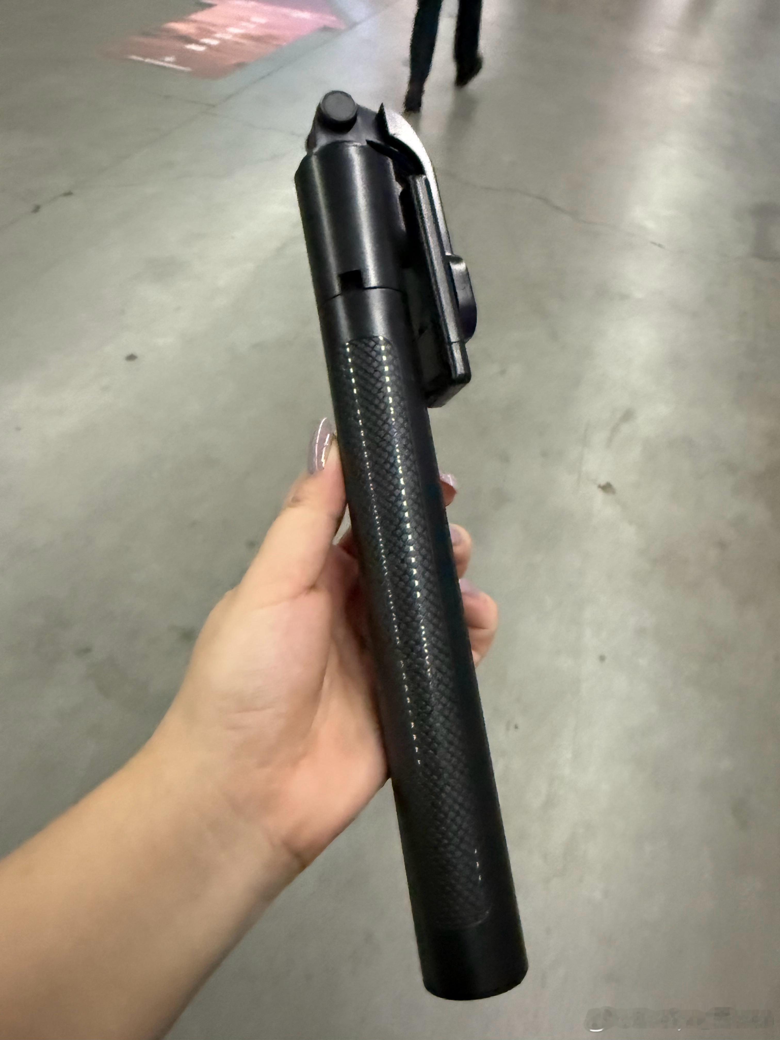这安检 我是要笑死了 第一次拿了这个给相机支架掩护 说不能 就丢那了 想了想还是