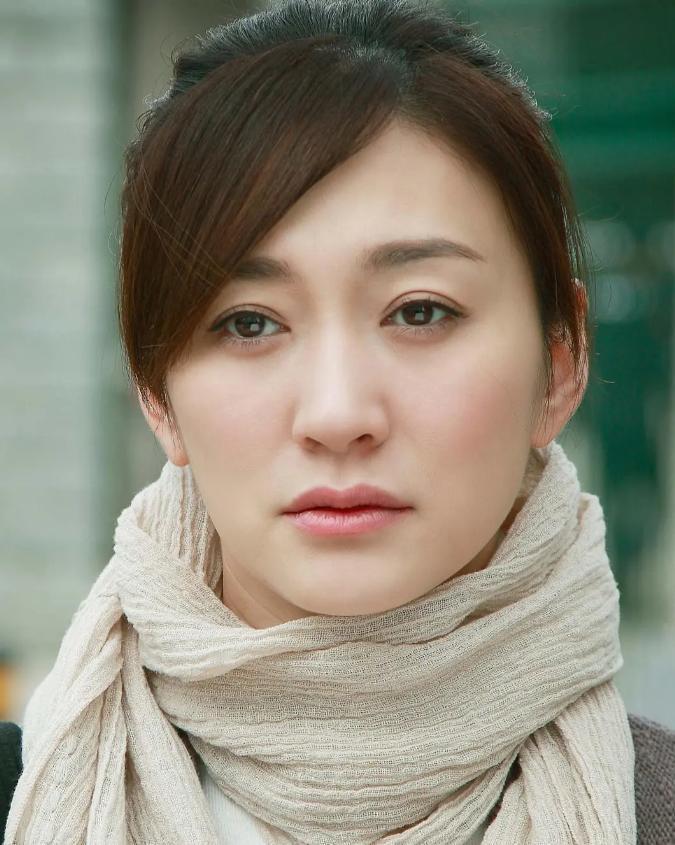 主持人问李小冉:“你的皮肤这么好，平时是怎么保养的？”李小冉说:“我从不保养，洗