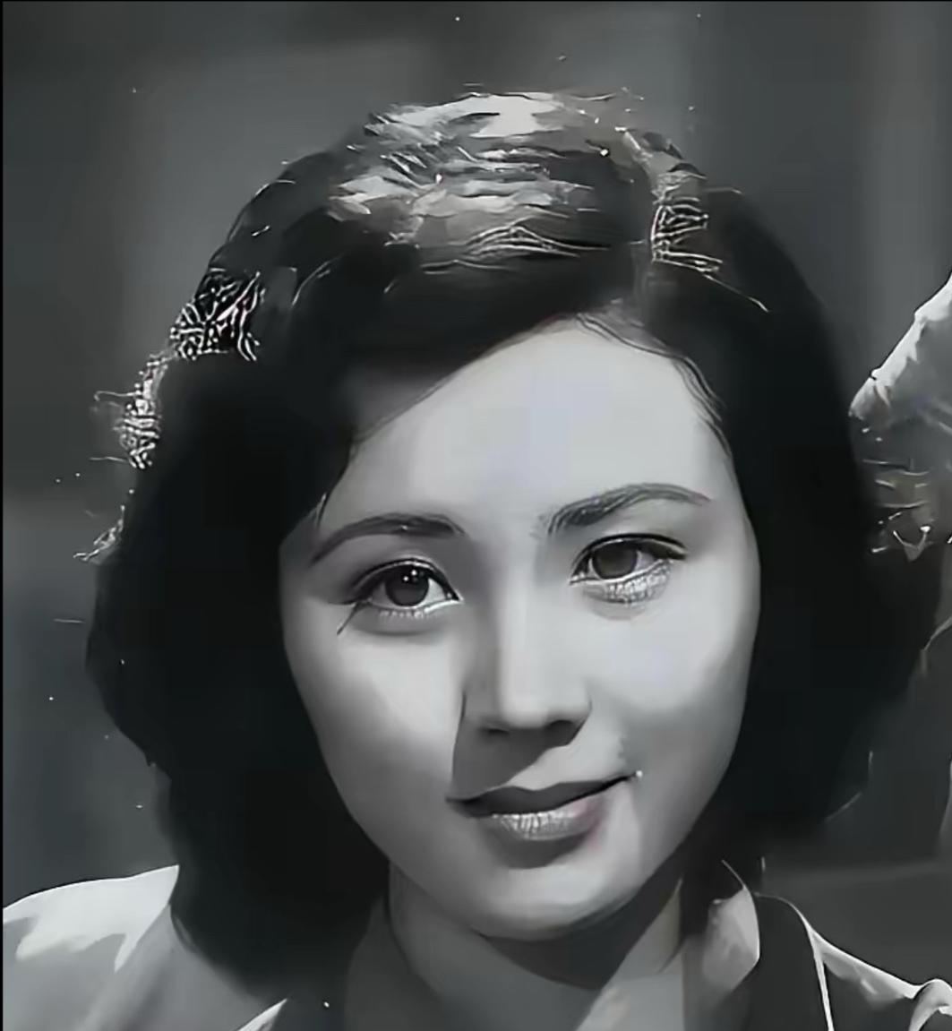 1942年，潜伏在八路军中的日本女特务张美智，刚参加完会议，却倚在门上对着游击队