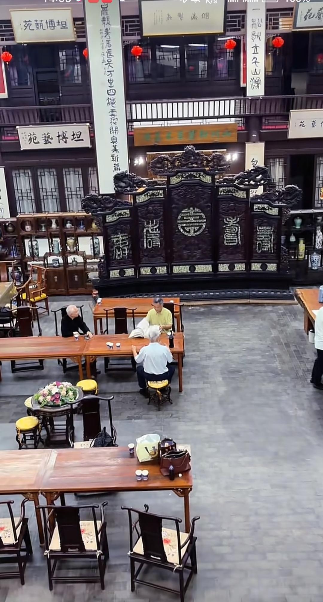 走个面儿！沈巍来到北京坦博艺苑坐在那里看书，身价百亿的老板白十源先生和中国故宫博