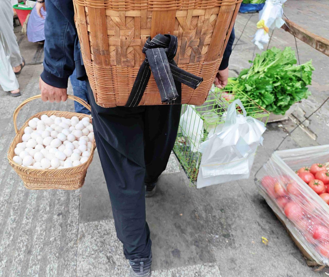 背篓装着生活，手里提着新鲜，满满一篮白鸽蛋和两只小白鸽，将人间烟火气都装进了篮子