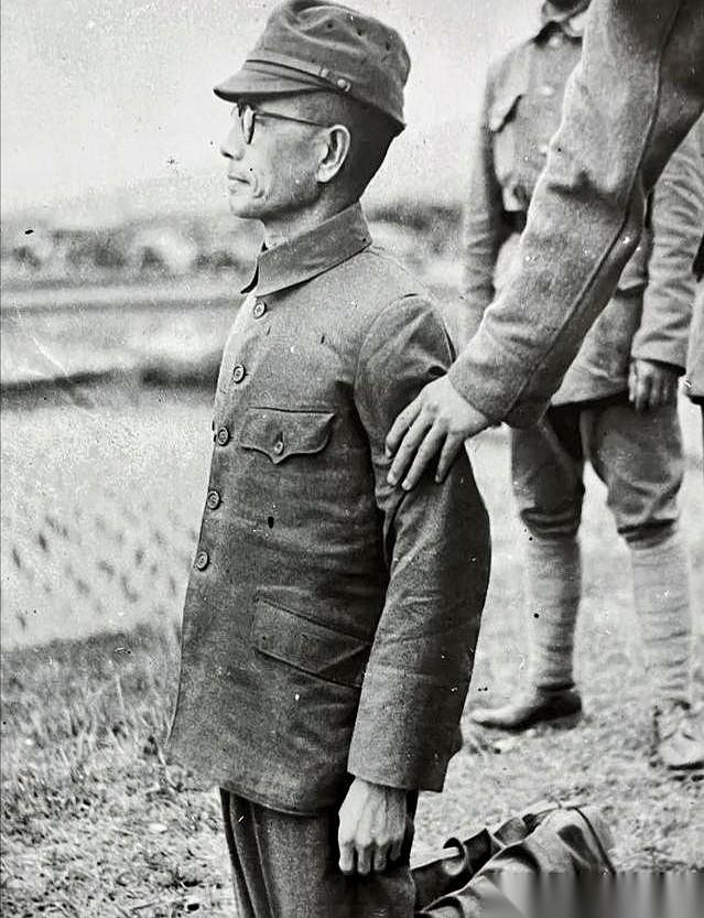 流花桥刑场，一声枪响，鬼子中将田中久一背部中弹，噗通栽倒！口吐鲜血，可他没死透，