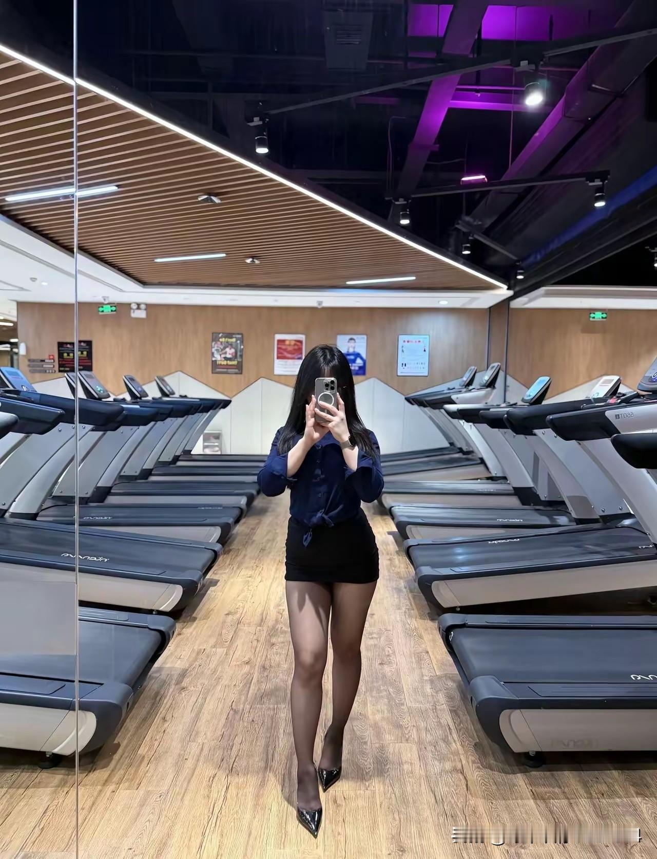 健身房自拍打卡，运动与时尚并存！💪📸