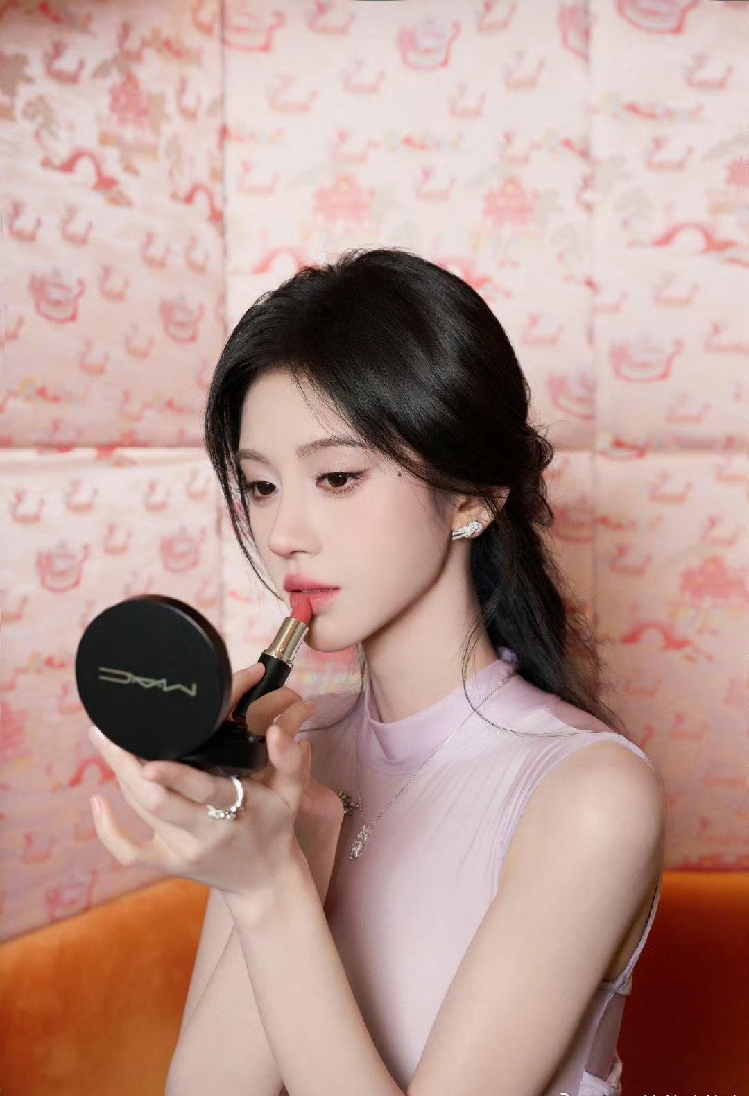 鞠婧祎鞠婧祎对接确认出席时尚芭莎盛典 生而闪耀，于珠光璀璨中脱颖而出，华章新启，