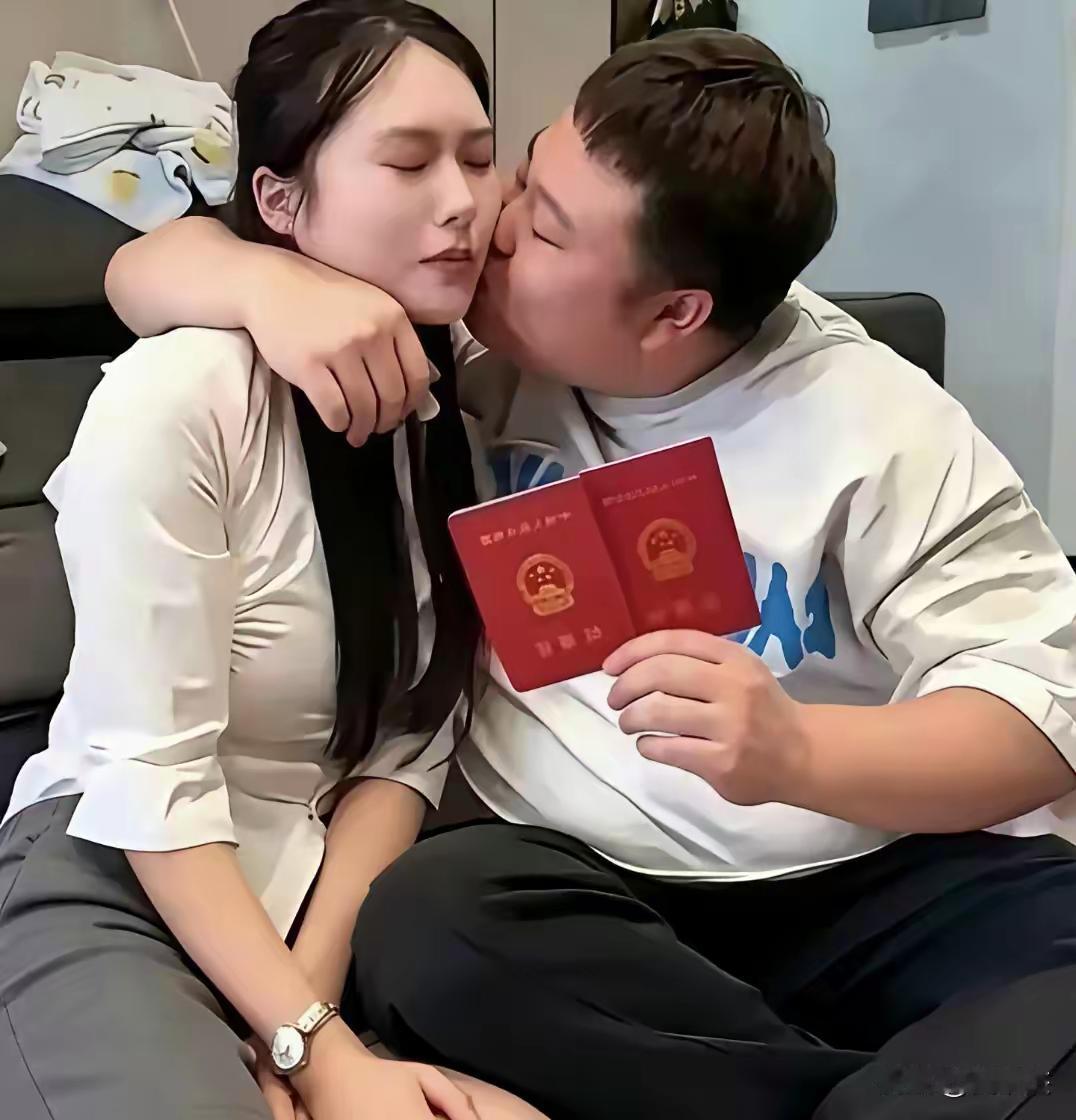 此证持手中，
合法夫妻成。
轻轻送个吻，
无悔伴一生。
