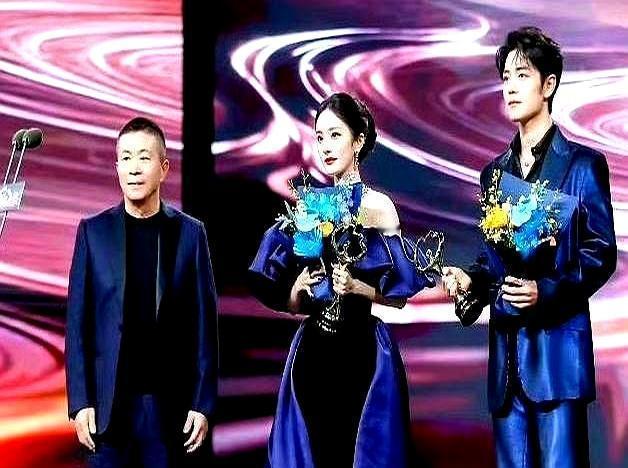 新浪董事长一脚踹裙失败，杨幂没挪半步，肖战把失控的“大佬”拎回C位
裙摆厚30c