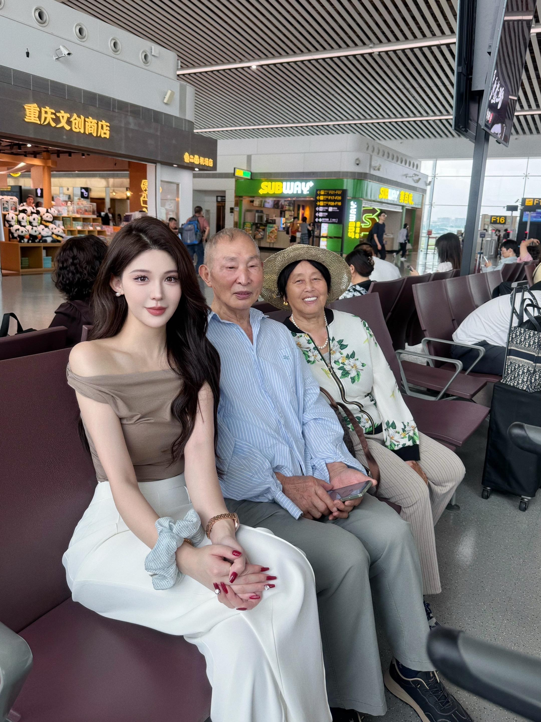 国庆带老人去看一次大海 外公外婆80多岁了一直有个心愿 就是看一次大海...