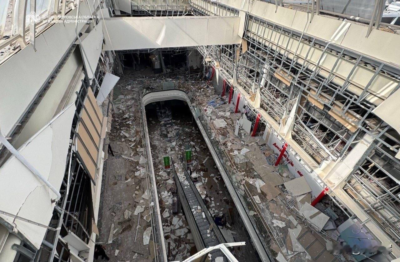 乌克兰前线城市出台新规：空袭警报响起，商铺即刻停业
 
在俄军多次袭击购物中心后