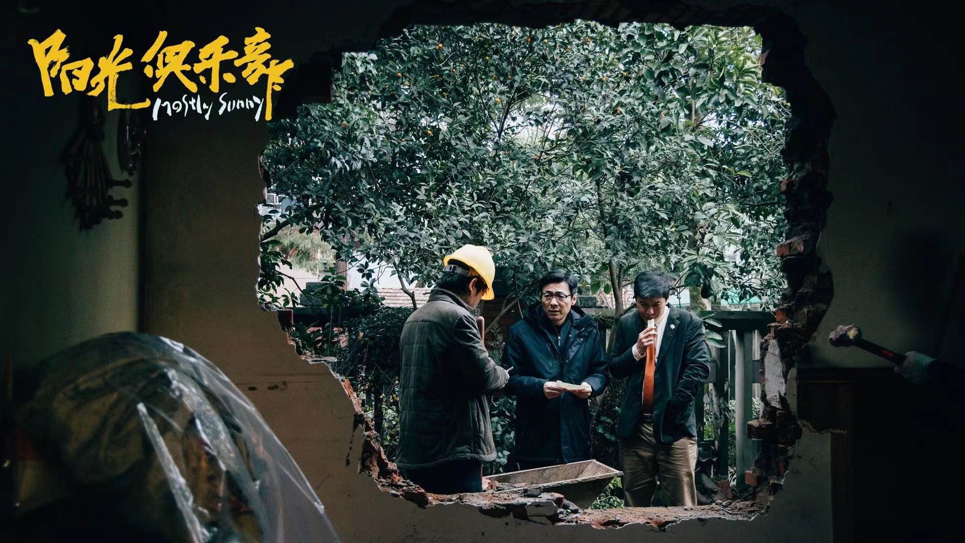#黄晓明电影圈的满贯橡皮人# 黄晓明的《戴假发的人》快上映啦，电影悬疑感十足超期