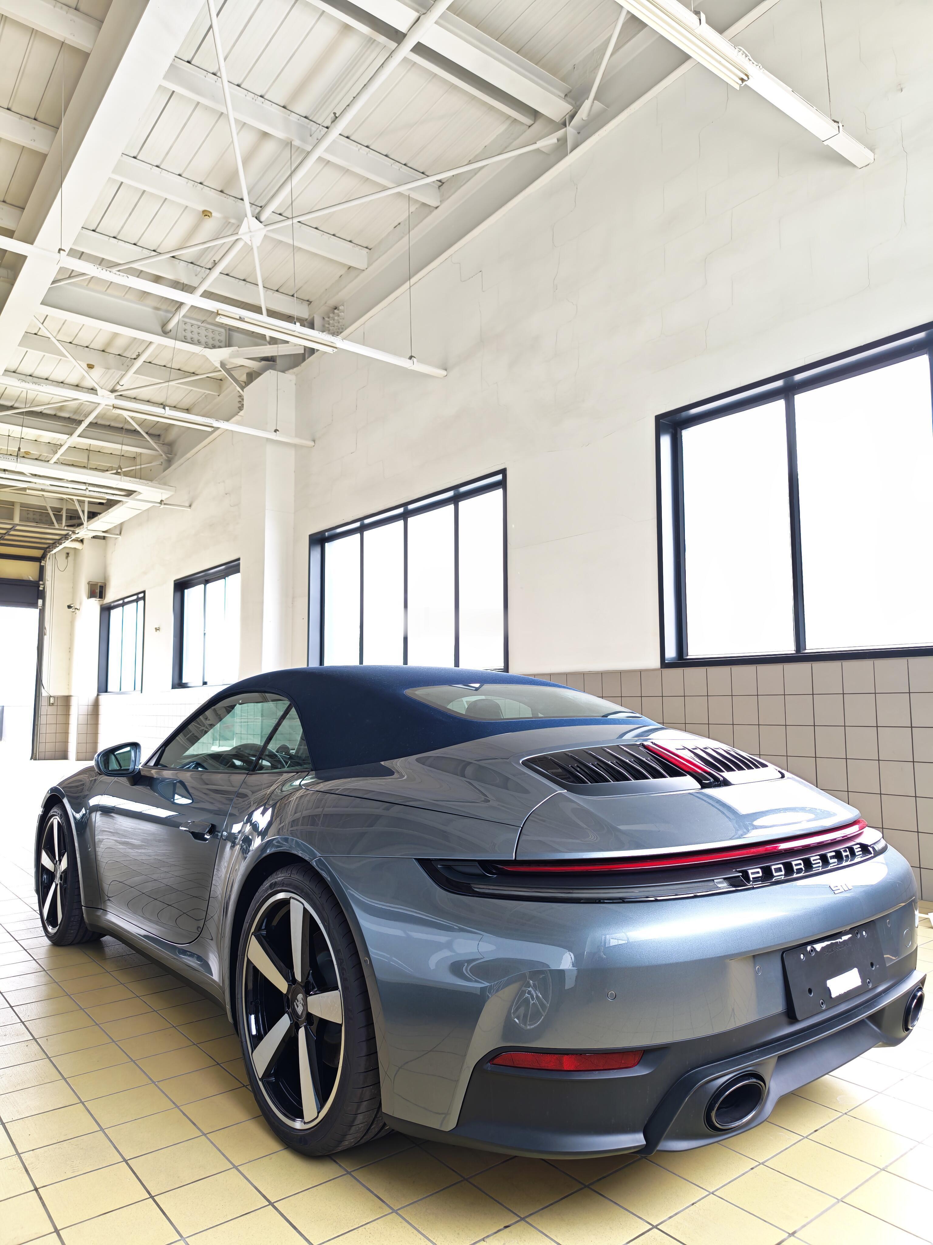 谁能拒绝一台灰蓝软顶911 Carrera Cabriole水泥灰车身+深海蓝软