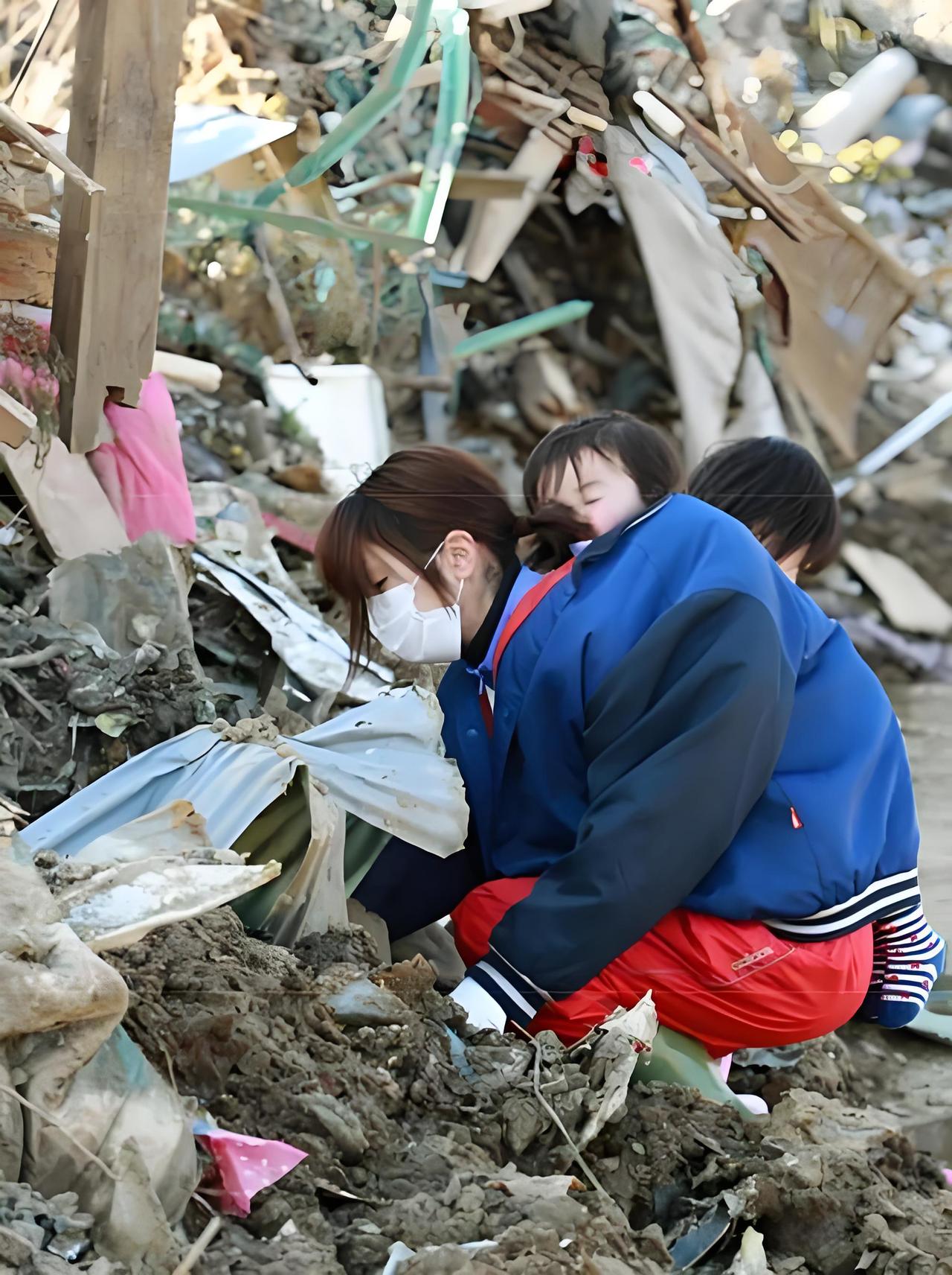 日本强震过后，不少当地老年人因房屋受损无处安身，只能在避难所的地板上和衣而卧。余