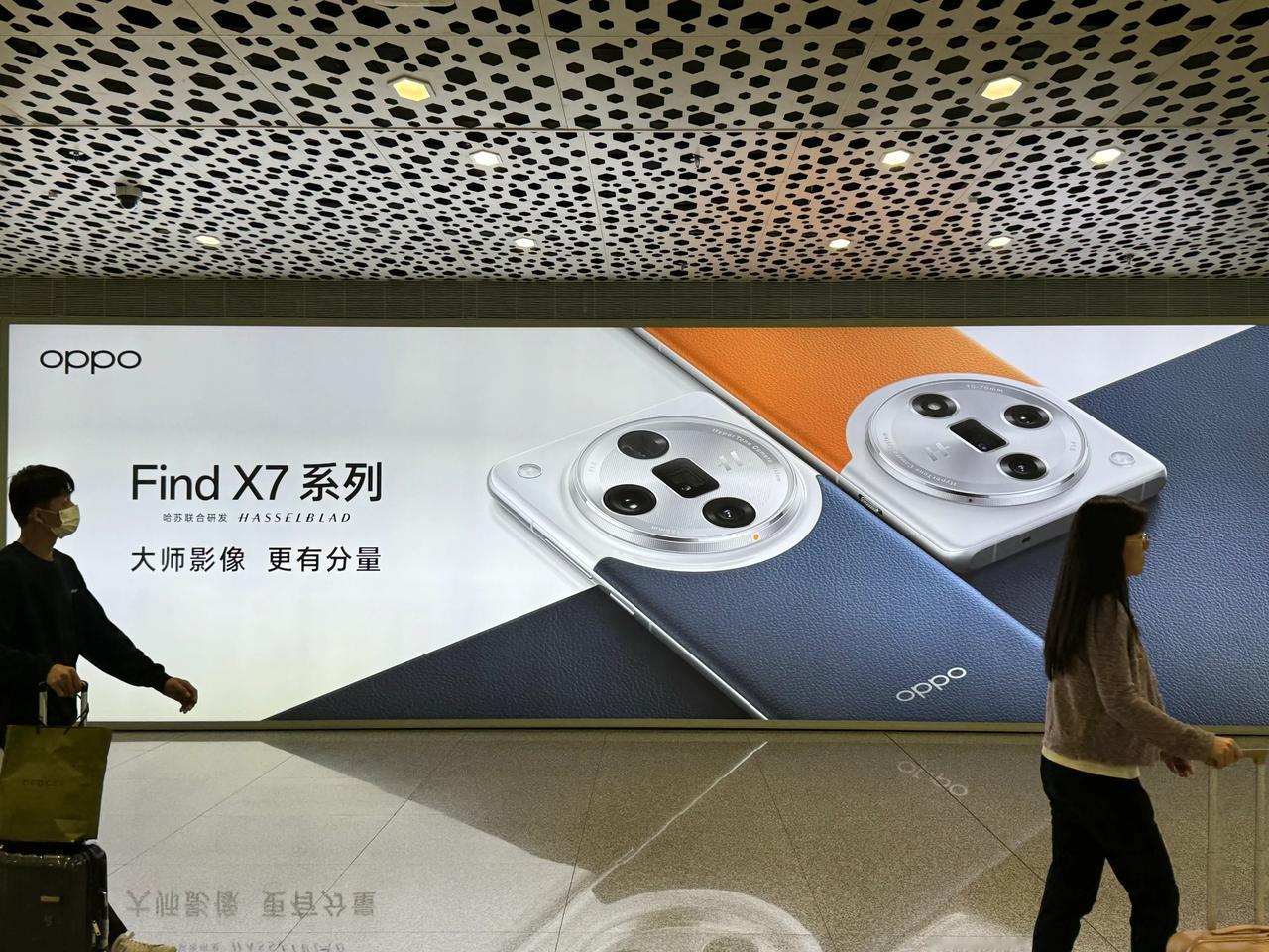 下飞机就看到这次的主角了，OPPO Find X7系列，明天见。
话说深圳太热了