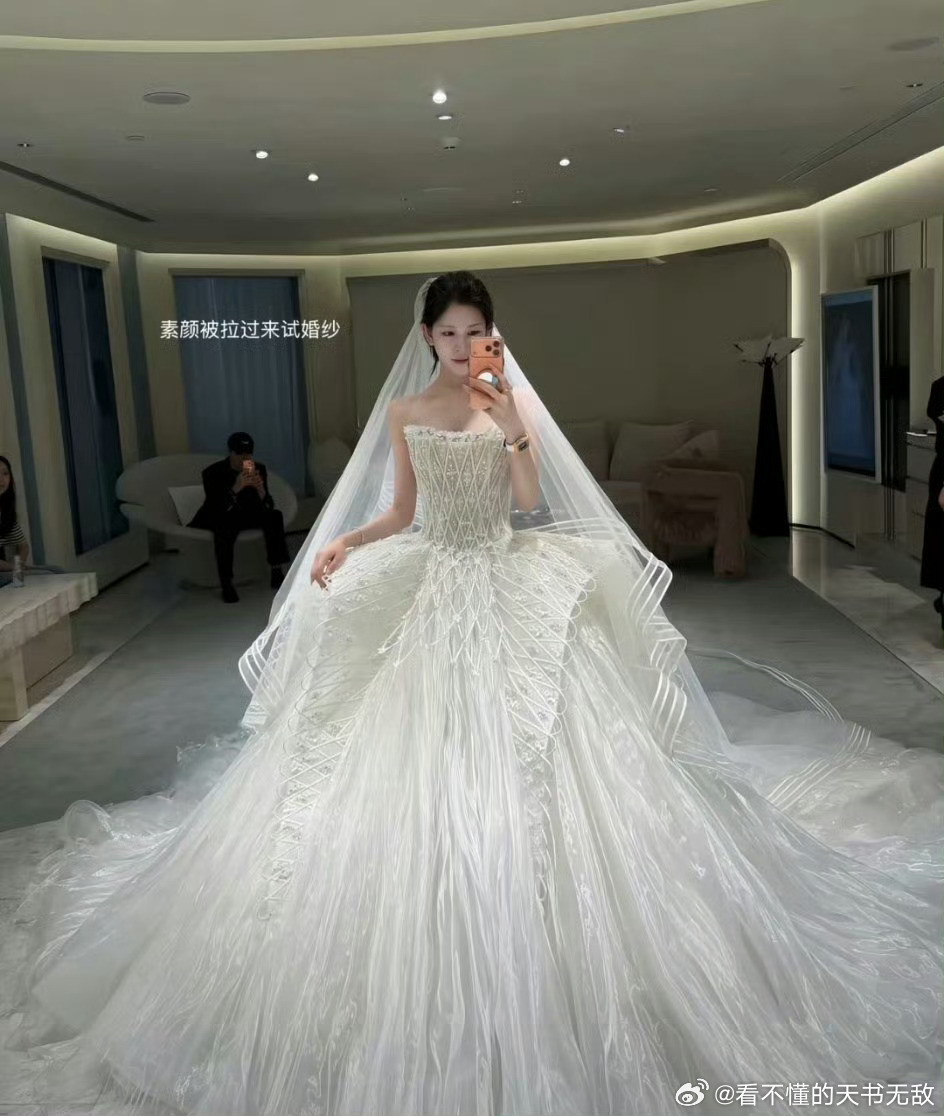 梅尼耶女友晒婚纱照幸福的人都在隔着屏幕努力，现实中绝对要少见人 