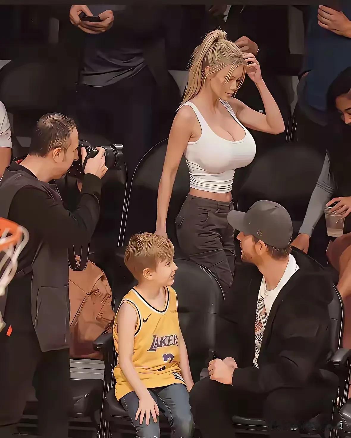 湖人比赛现场那叫一个热闹，可有些球迷和摄影师就不按常理出牌

不好好看球员在场上