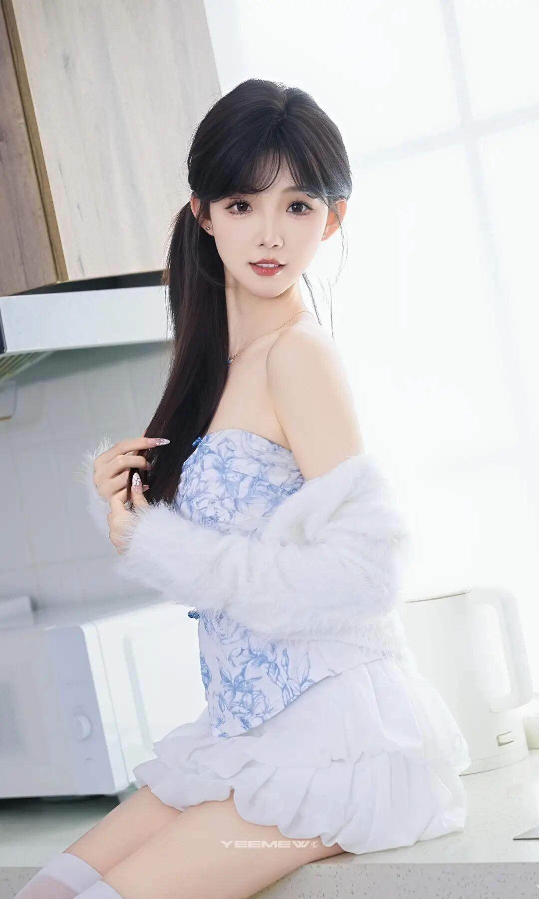 真的美得像清甜易碎的瓷娃娃～✨
眉眼娇俏，齐刘海衬得肌肤白皙透亮，一头柔黑长发温