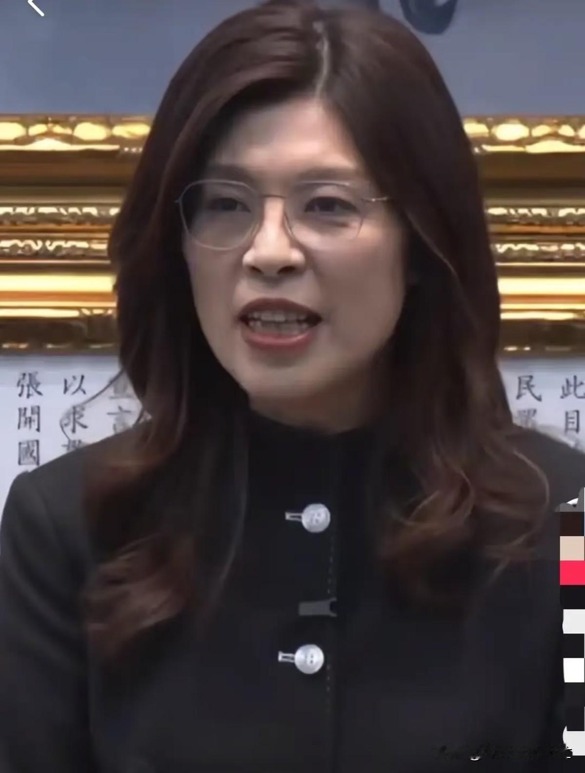 看到郑丽文赴美落空的消息，着实令人感到滑稽。

总有人天真地以为，只要姿态放得够