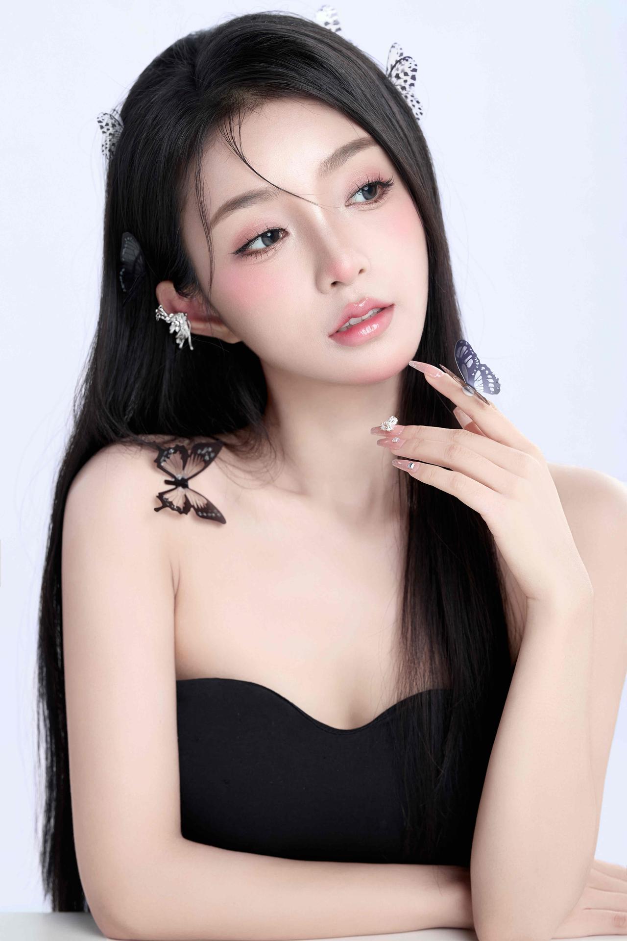 光影定格在脸庞，蝴蝶停驻在灵魂边缘。🦋🤍 这组肖像蝴蝶写真，把优雅与脆弱、美