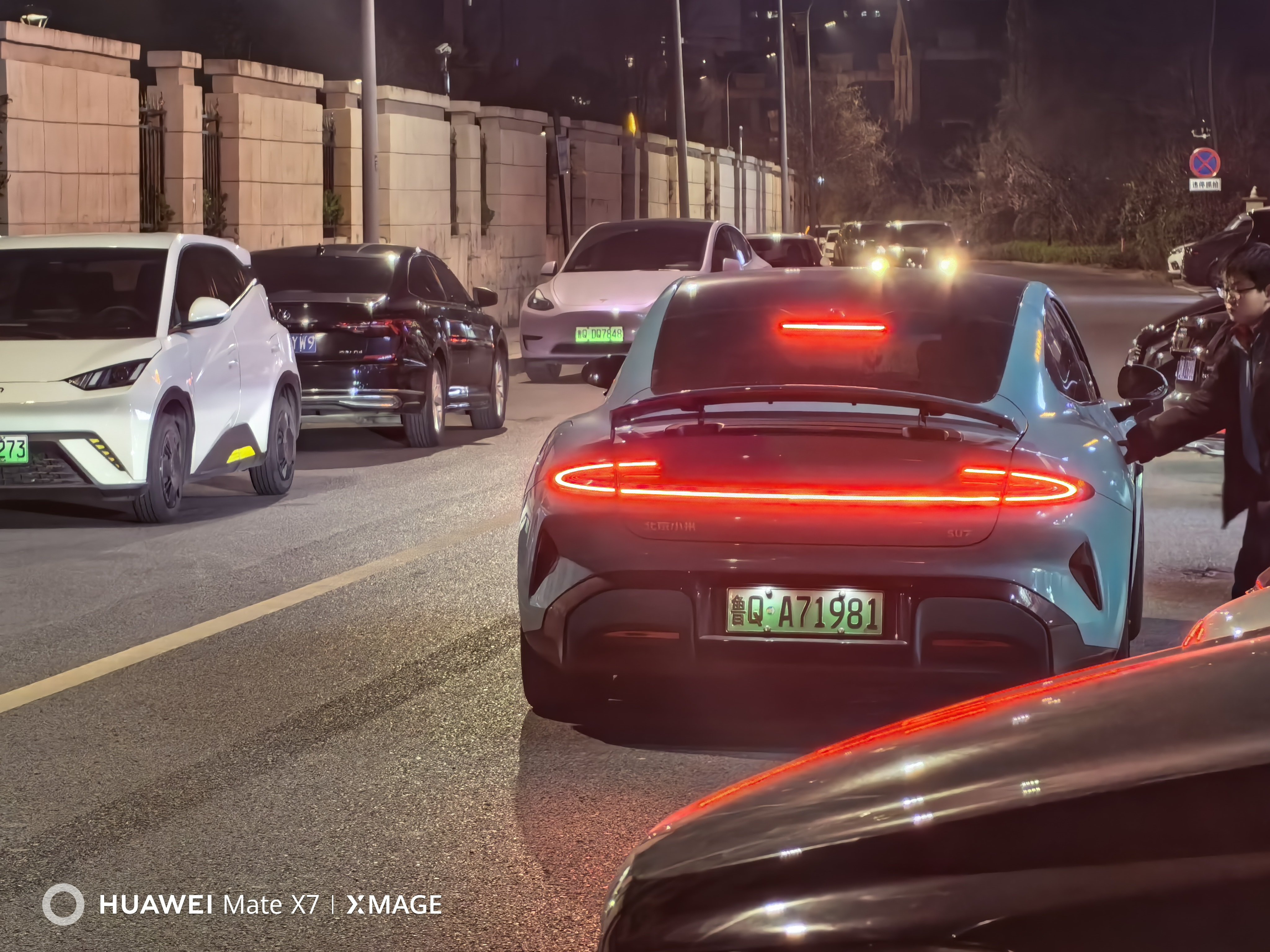 一时间有些恍惚，不知道谁是保时捷，谁是小米。今晚应该又是一次盛宴猜一猜，这次又会