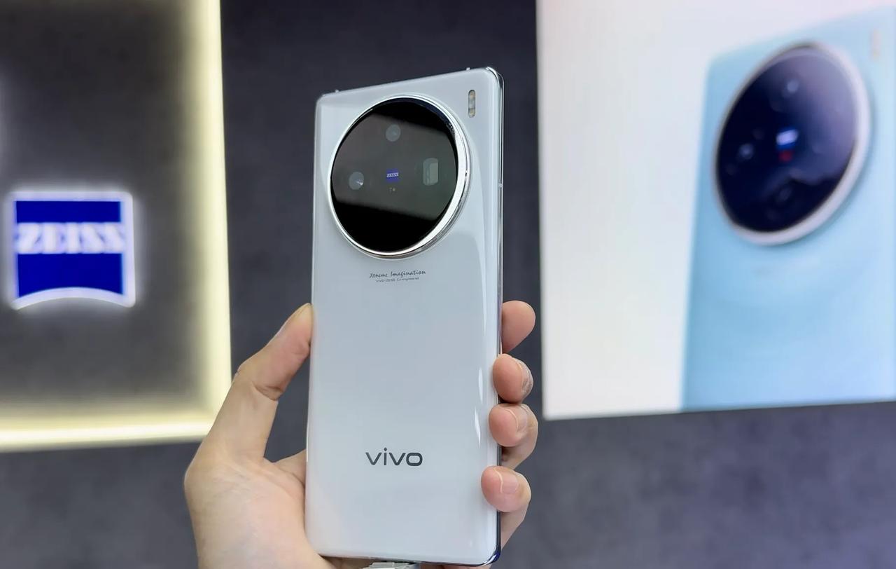 vivo X100系列的四款颜色都玩了一下，白月光和星迹蓝首选，黑色则是蓝厂的正