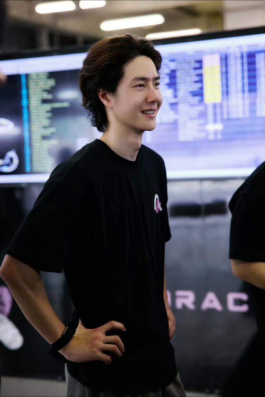王一博刷爆个人纪录帅炸了怎么能这么帅啊王一博，头发搞起来又是那种意气风发的帅，不