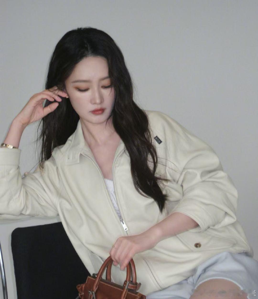 李沁Prada贵气千金李沁Prada港圈大小姐驾到越品越有感觉，没有刻意扮相，自