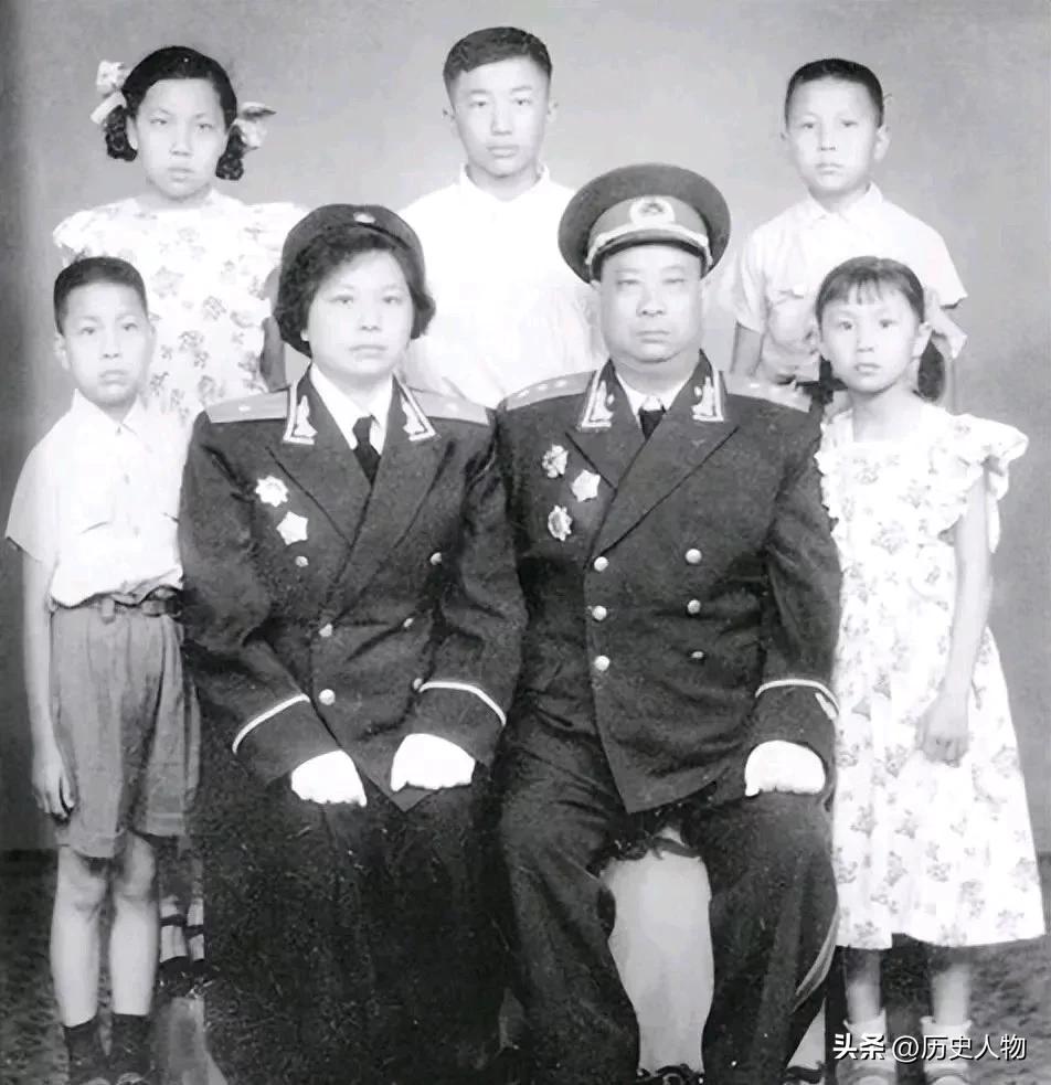 独臂上将贺炳炎（1913年2月5日—1960年7月1日）是中国人民解放军开国上将