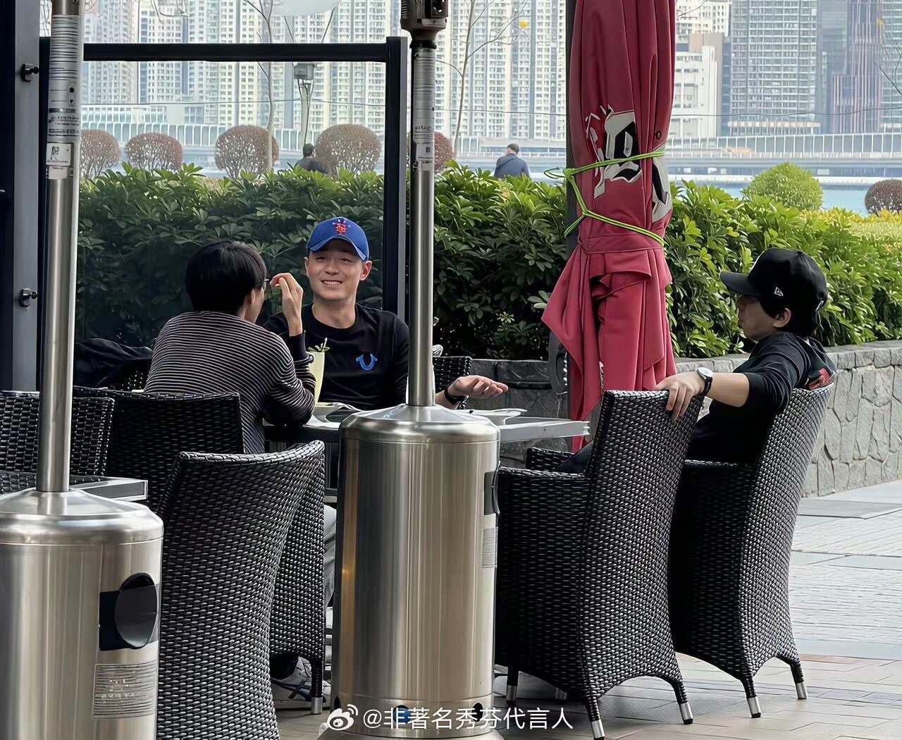 林心如怎么受得了霍建华这条牛仔裤哈哈哈哈哈哈哈 不看不知道，一看吓一跳。 