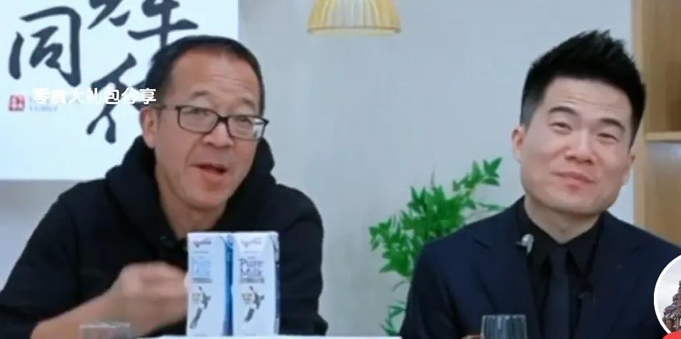 笑死了，董宇辉去广东吃饭，看到桌子上放着一盆水，他以为是茶，直接倒在杯子里就喝，