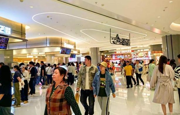 为什么商场找个椅子这么难？真安装老头老太太秒来，变蹭睡天堂！
逛商场这件事，最让