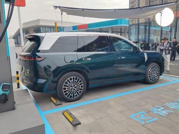 神通广大的网友又曝光了比亚迪大唐的外观，应该就是那台D级SUV“唐9系”吧？整体