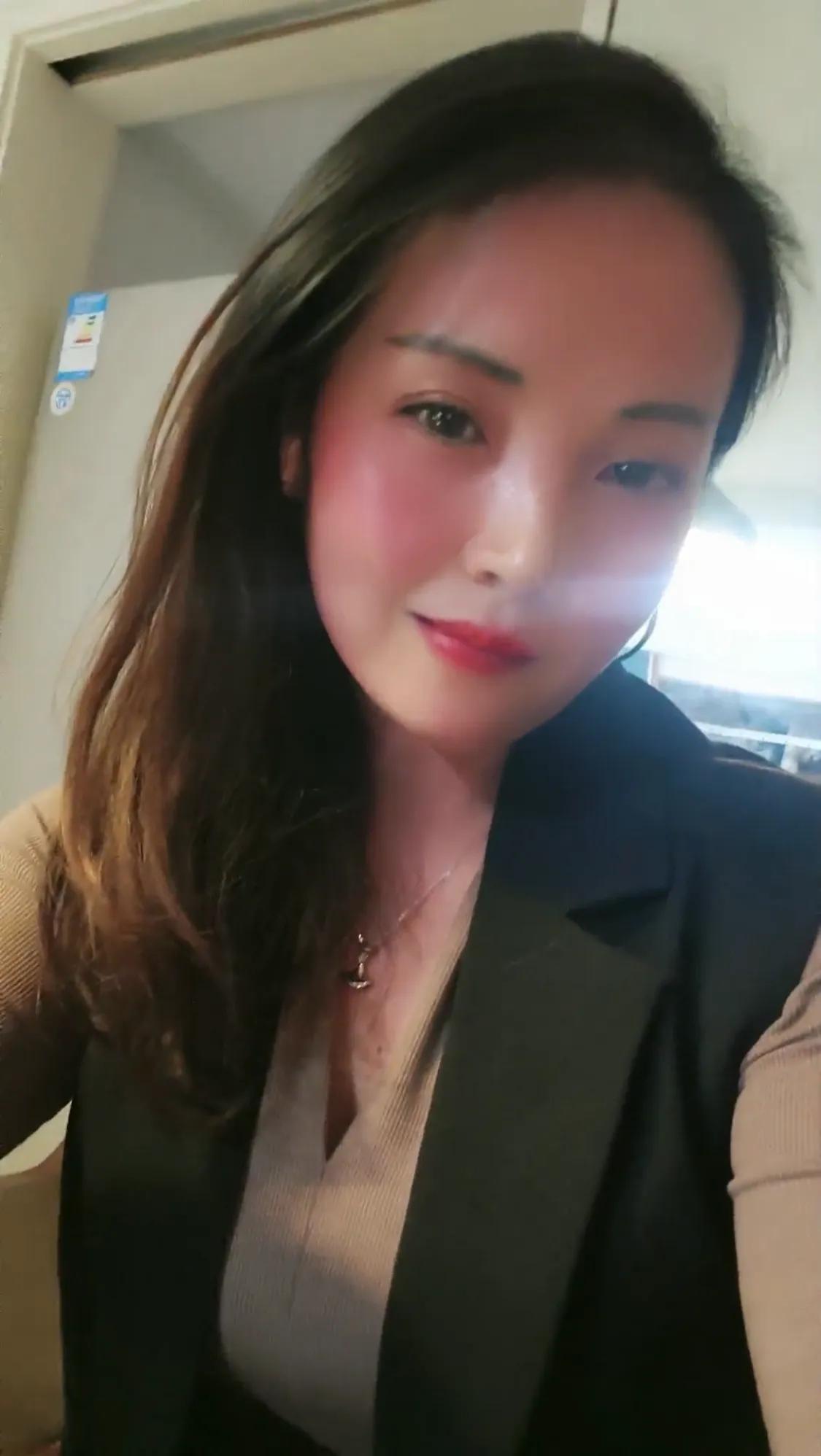 我喜欢独处，不是没有与人相处的能力，而是没有与人逢场作戏的兴趣。

一个人、一杯