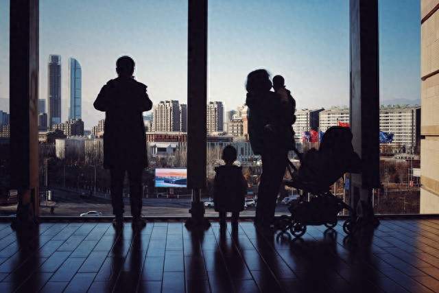 十年催生宣告失败！国家终于认了：不生孩子真不能怪年轻人懒！