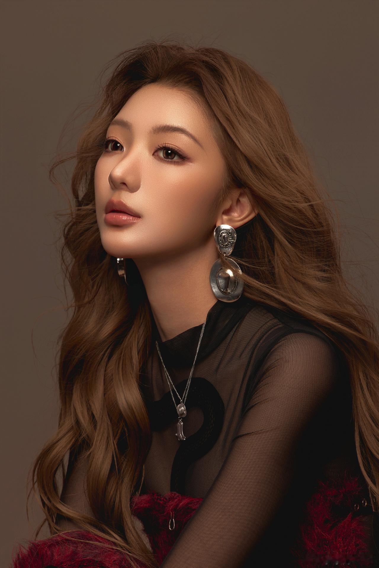 优雅与性感，你会怎么选美女穿搭写真