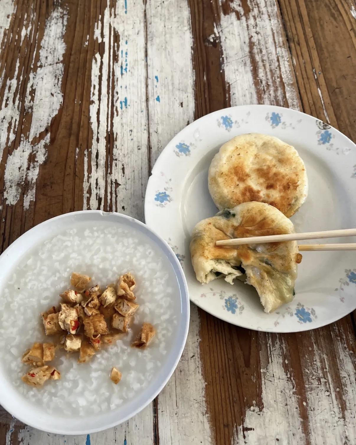 没有家庭的托举，小县城的公务员日子如何？表弟2020年考上公务员，父母农村人，在