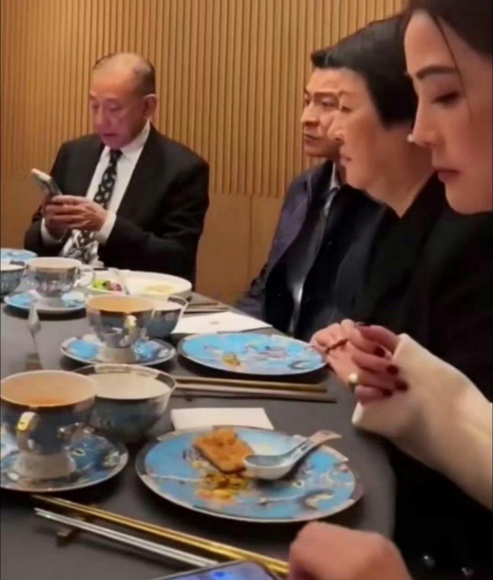 香港人吃饭都这么讲究的吗？吃饭都得用两双筷子🥢 ​​​
