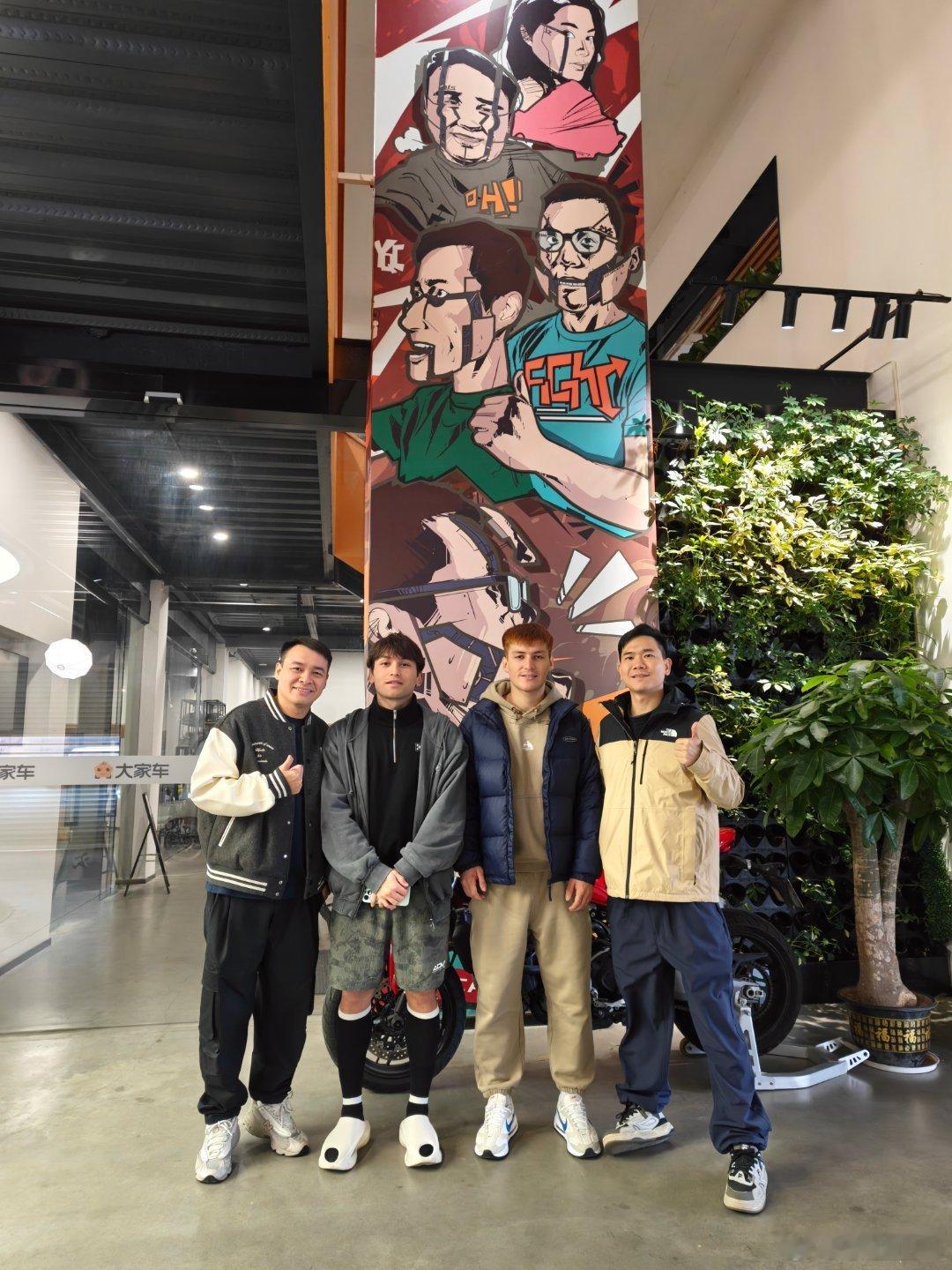 今日请左两位职业球员，指导下能哥！ 